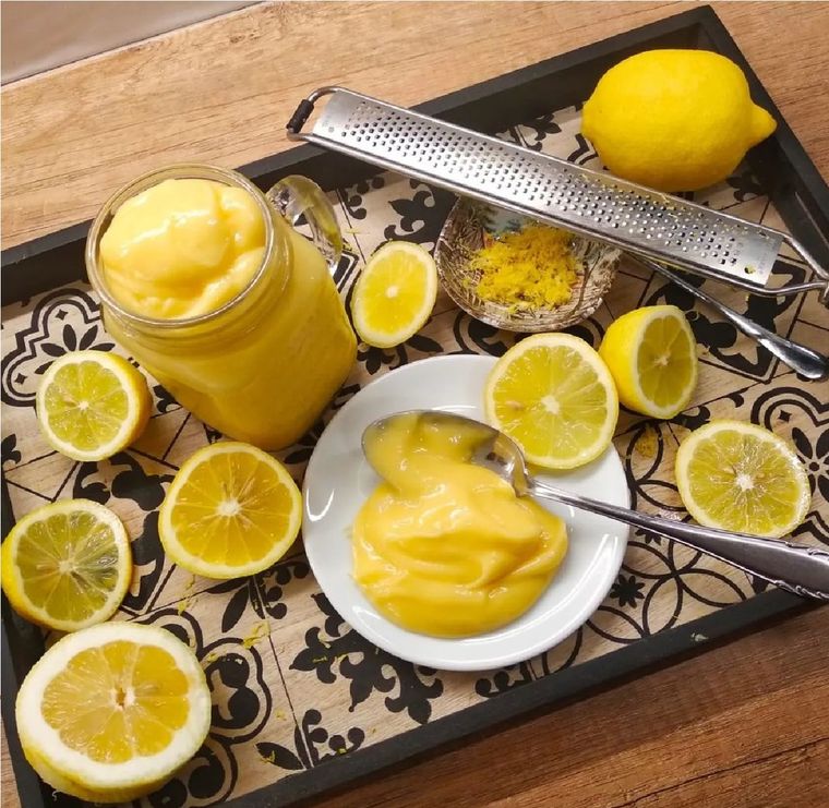 Esta crema de limón es deliciosa, fácil y se necesita muy poco tiempo para hacerla. Si no te gusta el limón puedes hacerla con naranja. Foto: Instagram @lagurudelmicroondas