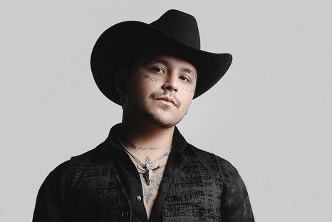 Según Mhoni Vidente, Christian Nodal volverá a estar soltero.