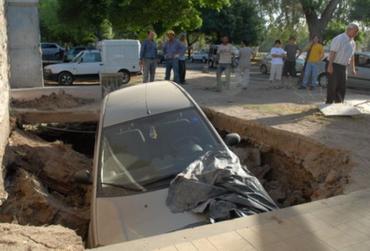 Así quedó el puente donde estaba estacionado el Ford Fiesta. Foto: Pachy Reynoso/MDZ