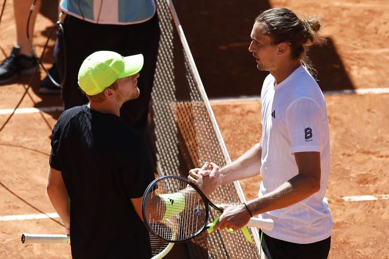 Zverev y Davidovich Fokina después de un polémico partido. Foto: EFE