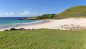 Las playas de Isla de Pascua tienen las aguas más cálidas de Chile, con temperaturas cercanas a los 26 °C. Las playas de Isla de Pascua tienen las aguas más cálidas de Chile, con temperaturas cercanas a los 26 °C.
