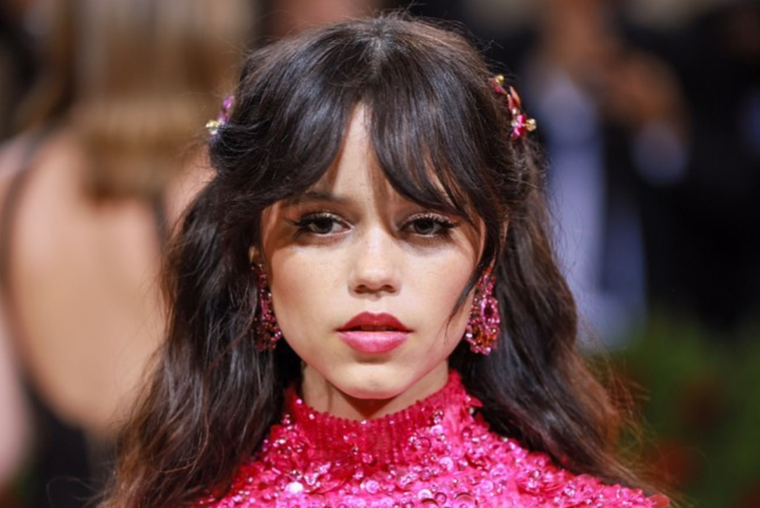 Jenna Ortega ya se ha vuelto una influencer de la moda. Foto: instagram: jennaortega