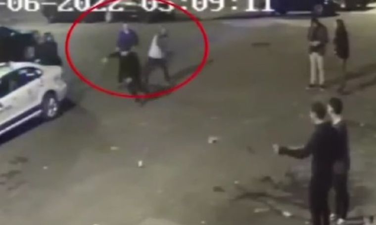 El momento de la agresión a Tiziano Gravier. El hijo de Valeria Mazza será operado el miércoles en Buenos Aires.