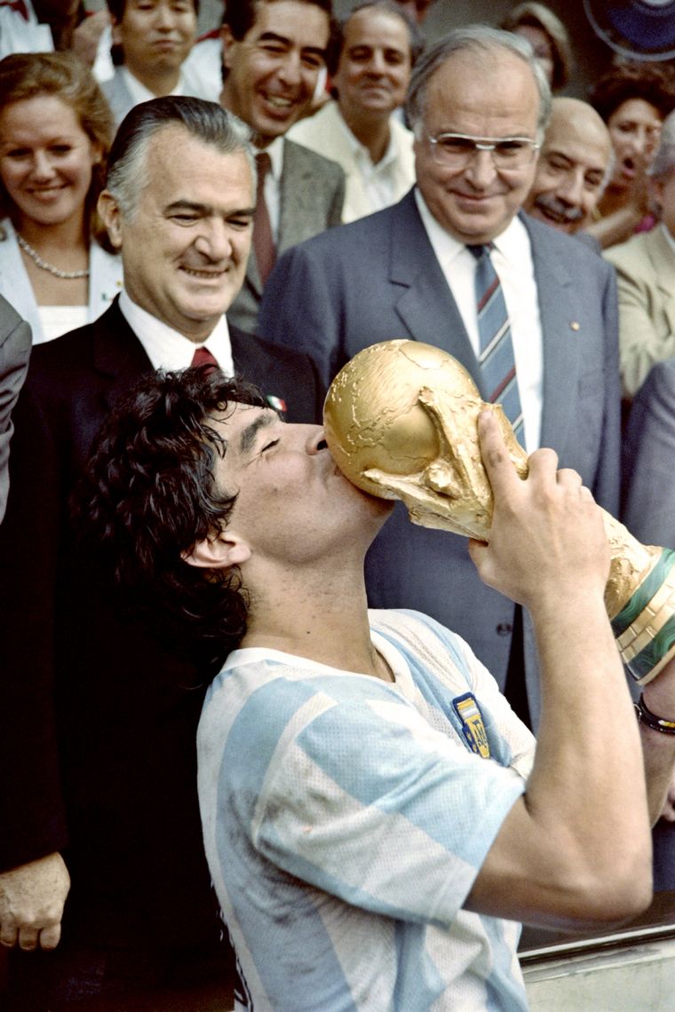 Diego Armando Maradona, uno de los pocos argentinos que supo cuánto pesa la Copa del Mundo Foto: Télam