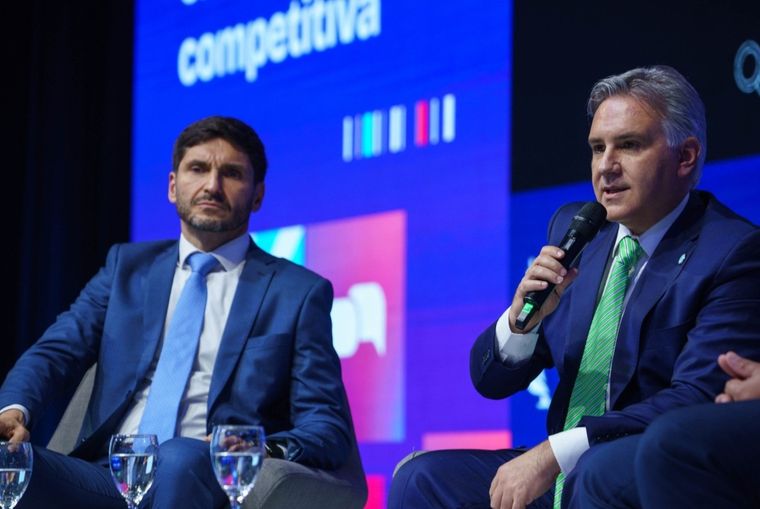 Los jefes provinciales de Córdoba y Santa Fe en la cumbre de la AmCham. Foto: Cuenta de X @gobdecordoba