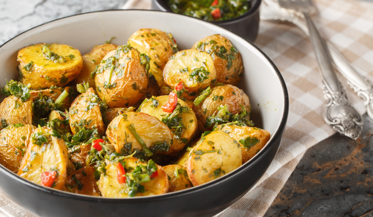 Papas crocantes al horno con chimichurri Papas crocantes al horno con chimichurri