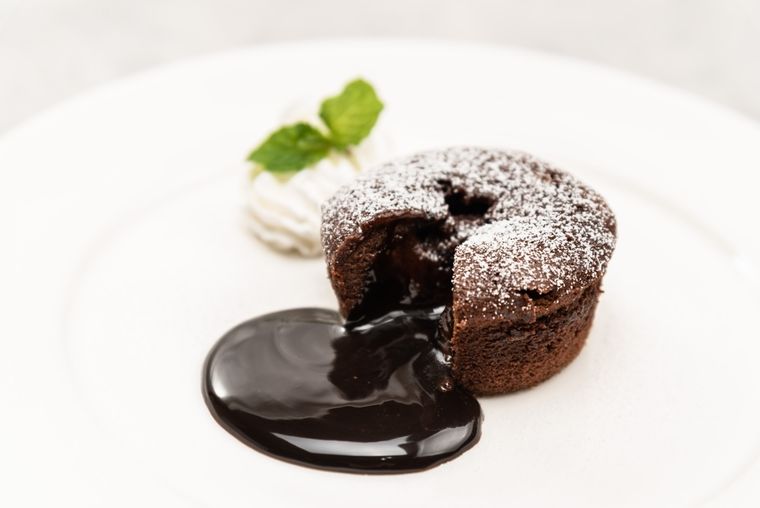 La receta de volcán de chocolate es popular en restaurantes de todo el mundo por su presentación impactante. La receta de volcán de chocolate es popular en restaurantes de todo el mundo por su presentación impactante.