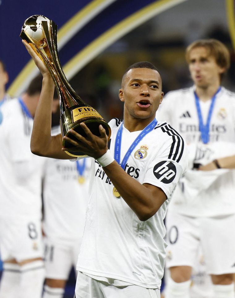 Mbappé se consagró campeón con el Madrid en Qatar y sigue convirtiendo tantos en finales. Foto: EFE