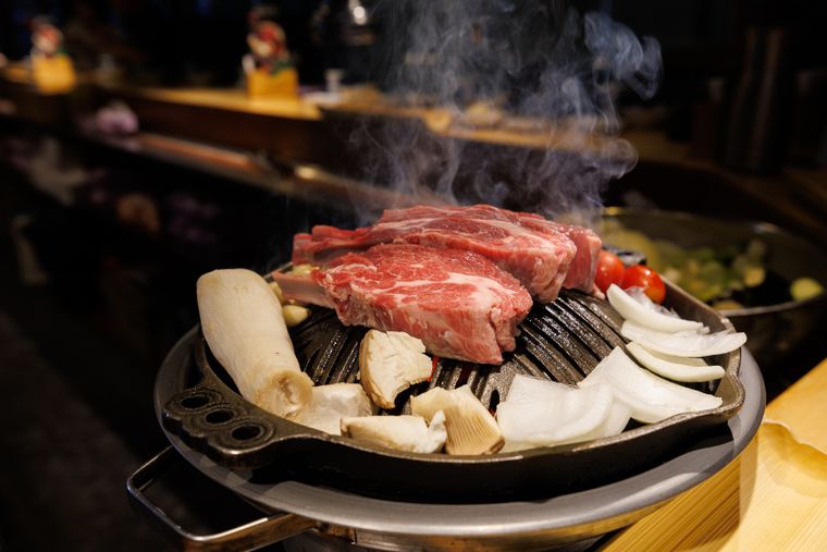 La parrilla coreana de mesa permite cocinar carne y verduras al momento, una costumbre muy común en Asia del Este.