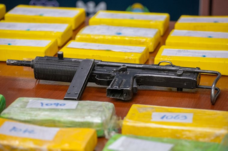 Armas, dinero y drogas secuestrados durante el operativo en Mendoza. Foto: Ministerio de Seguridad
