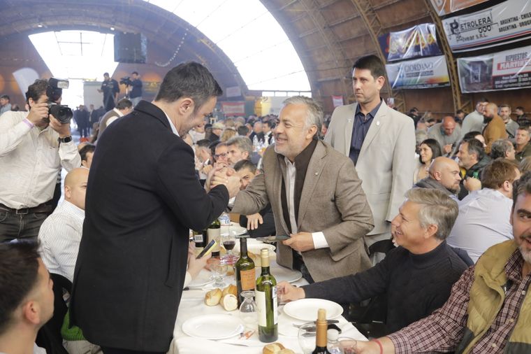 Cornejo saludando a Luis Petri este sábado en Alvear Foto: Gobierno