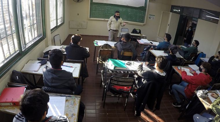 El hombre fue grabado cuando maltrataba a la alumna Foto: Imagen ilustrativa