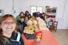 un grupo de amigas llevara un simple regalo a quienes menos tienen