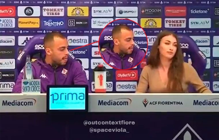 El desubicado gesto de Arthur Cabral con la jefa de prensa de la Fiorentina, en su conferencia de prensa de presentación en el club italiano. Capturas: Twitter.