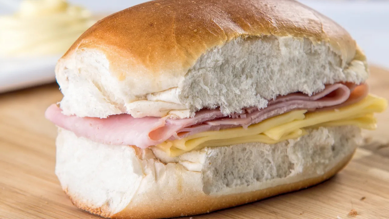 La receta de el pan pebete tiene un leve sabor dulce. La receta de el pan pebete tiene un leve sabor dulce.