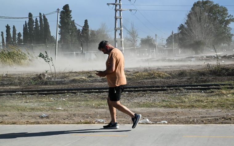 Después del Zonda, el viernes ingresarán vientos del sur y la temperatura máxima bajará hasta los 25°. Después del Zonda, el viernes ingresarán vientos del sur y la temperatura máxima bajará hasta los 25°.