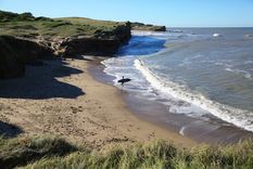A pocos kilómetros de Mar del Plata se puede disfrutar de playas casi vírgenes. Foto: EMTur