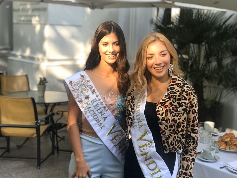 Mayra Tous y María Eugenia Serrani -Reina y Virreina Nacional de la Vendimia 2020-. Foto: Muriel del Barco / MDZ