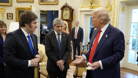 Luis Caputo y Javier Milei junto a Donald Trump. 