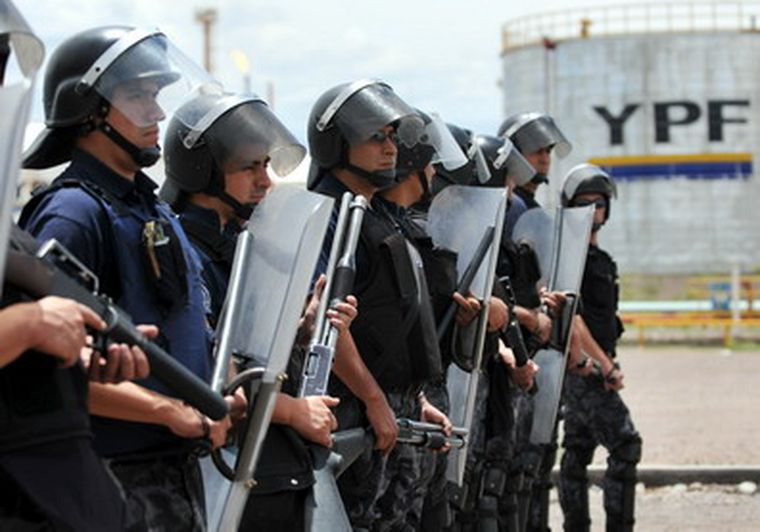 La infantería policial cercó la zona del conflicto. Foto: Nacho Gaffuri / MDZ