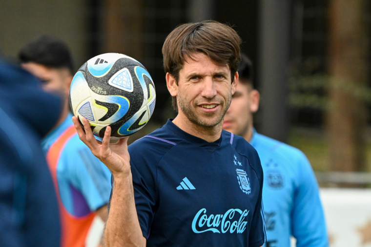 Diego Placente recibió el OK para que el volante ofensivo pueda disputar el torneo clasificatorio para el Mundial de Chile 2025. Foto: AFA