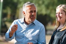 El gobernador firmó el decreto de austeridad que congela el incremento en el gasto de personal Foto: Santiago Tagua/MDZ