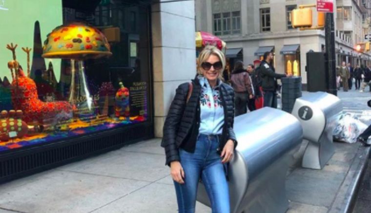 Yanina Latorre en Estados Unidos. Yanina Latorre visitó una tumba.