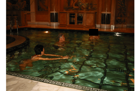 Una de las imágenes parece mostrar a Bill Clinton en la piscina con dos mujeres. El expresidente negó tener nada que ver con los crímenes de Epstein. Una de las imágenes parece mostrar a Bill Clinton en la piscina con dos mujeres. El expresidente negó tener nada que ver con los crímenes de Epstein.