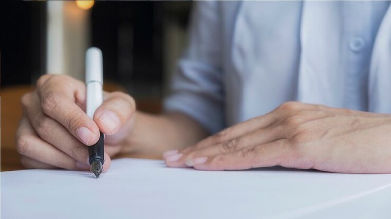 Una grafóloga de TikTok reveló detalles a tener en cuenta sobre la firmas de las personas. Foto: Freepik