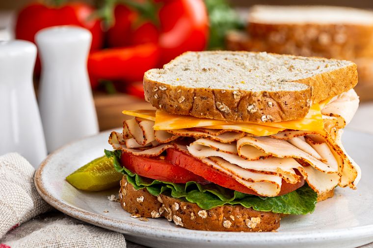 Deliciosa receta de sándwich de pavo casero: ideal para almuerzos rápidos y nutritivos.