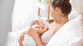 El bebé se puso morado mientras tomaba el pecho de su mamá. El bebé se puso morado mientras tomaba el pecho de su mamá.
