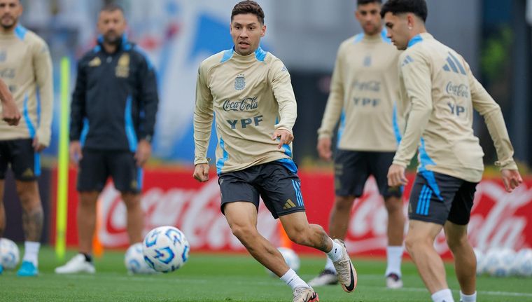 Gonzalo Montiel sufrió un desgarro ante Estudiantes de Río Cuarto y no estará en los amistosos de la Albiceleste en la fecha FIFA de marzo. Gonzalo Montiel sufrió un desgarro ante Estudiantes de Río Cuarto y no estará en los amistosos de la Albiceleste en la fecha FIFA de marzo.