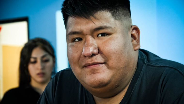 José en el mostrador mientras arranca el despacho del mediodía. José en el mostrador mientras arranca el despacho del mediodía.