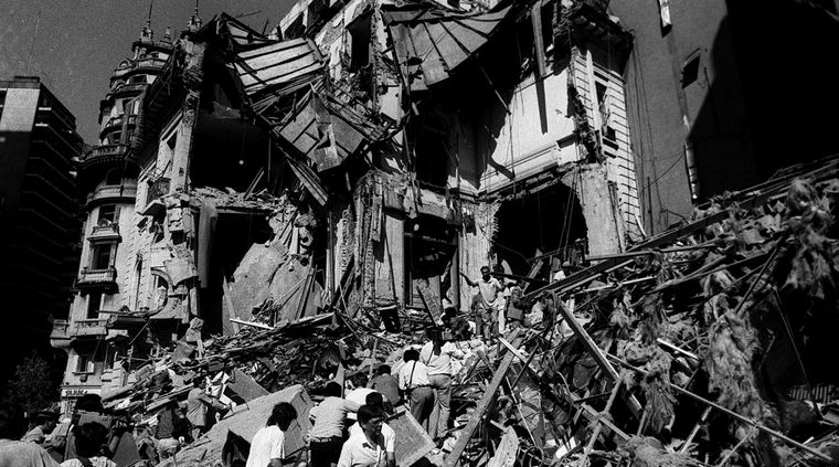 Debido al ataque, el edificio se destruyó por completo. Foto: TELAM