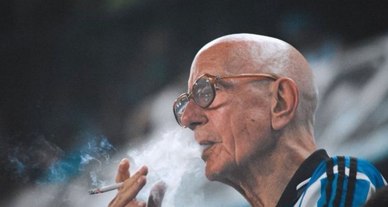 A pucho en el Cilindro, el hincha de Racing festeja. Foto: Redes