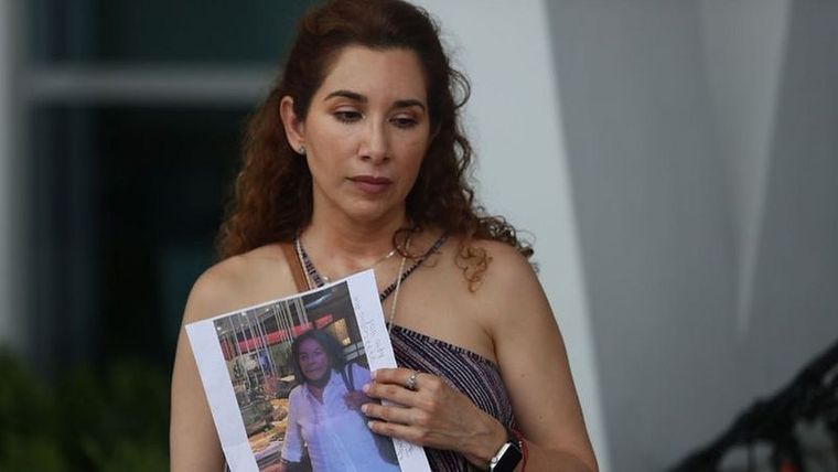 Luz Marina sostiene una foto de su tía, Marina Azen, a quien no ha podido encontrar. Foto: GETTY IMAGES