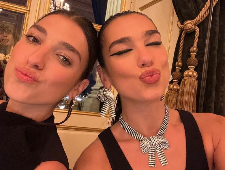 RINA Y DUA LIPA LAS CÉLEBRES HERMANAS TRIUNFAN EN LAS PASARELAS Foto: INSTAGRAM @RINALIPA