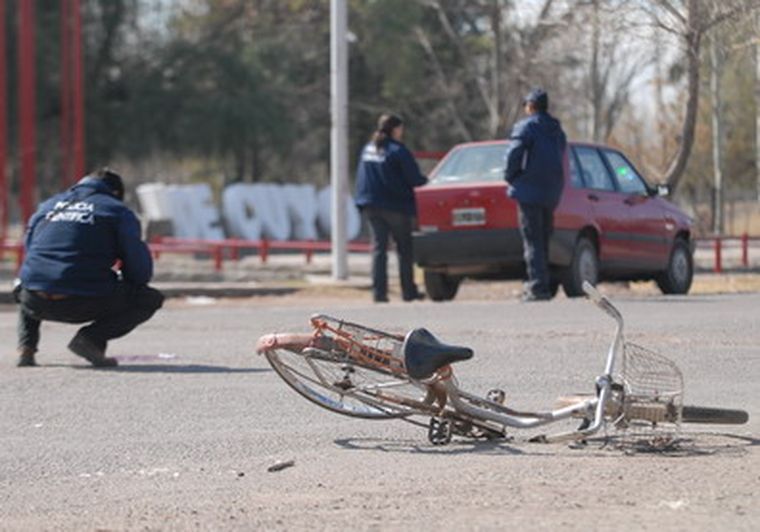 La ciclista murió en el acto tras ser embestida por un auto Foto: Marcelo Ruiz/ MDZ