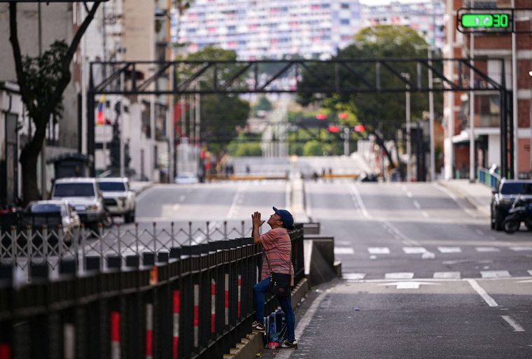 Una mujer frente el edificio de la vicepresidencia en Venezuela. La incertidumbre en el país es enorme.