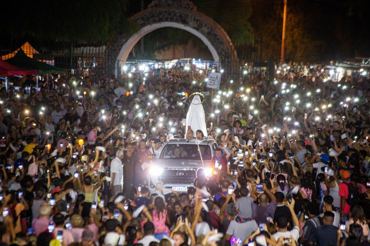 Miles de personas en la peregrinación en El Challao. Foto: Municipalidad de Las Heras