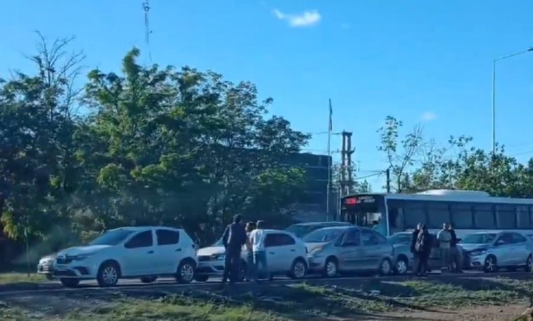 Siete vehículos chocaron en cadena en el Acceso Sur y hay caos de tránsito Foto: Captura de video