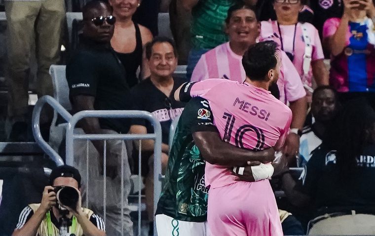 El abrazo de Romaña y Messi, la imagen de la noche.&nbsp;
