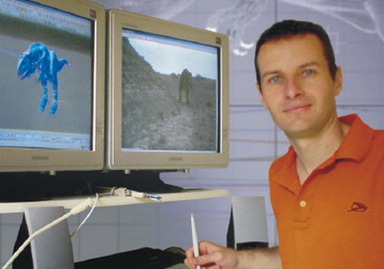 Mauricio Mansilla, tratando imágenes en su laboratorio de PC. Foto: Gentileza
