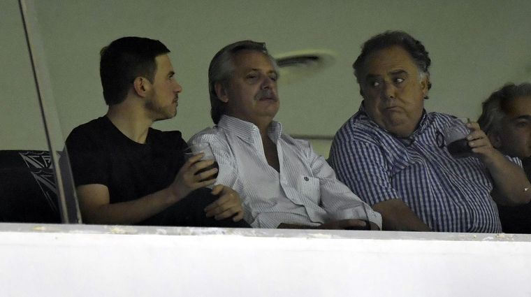 Alberto Fernández en el palco del estadio de Vélez. Télam Foto: Télam
