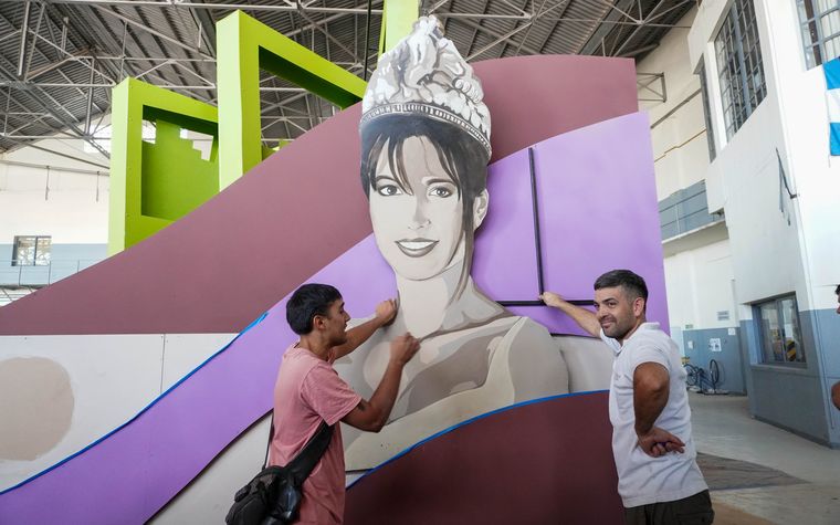El carro de La Paz homenajea a Lorena Lorca y Ana Laura Verde, las dos reinas que el departamento ha logrado en la historia de Vendimia. El carro de La Paz homenajea a Lorena Lorca y Ana Laura Verde, las dos reinas que el departamento ha logrado en la historia de Vendimia.