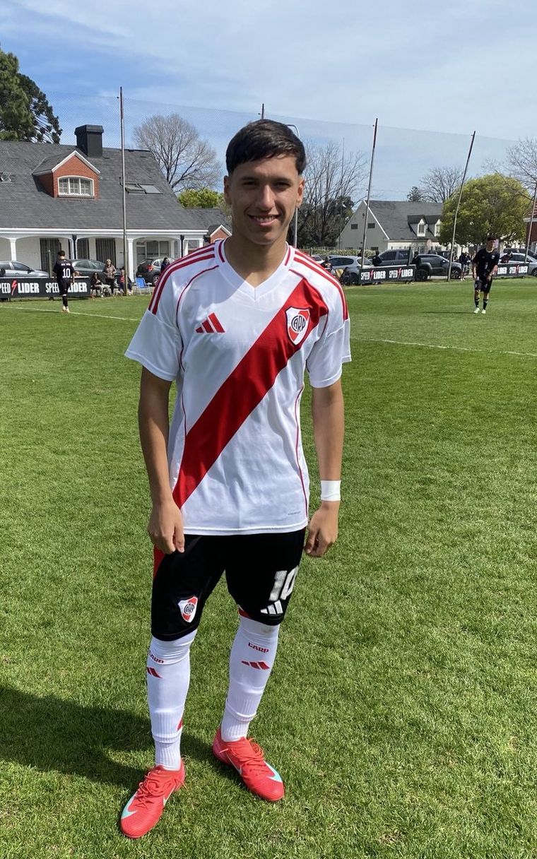 Juan Sayago firmó su primer contrato con River antes de ser cedido al Flamengo de Brasil. Juan Sayago firmó su primer contrato con River antes de ser cedido al Flamengo de Brasil.