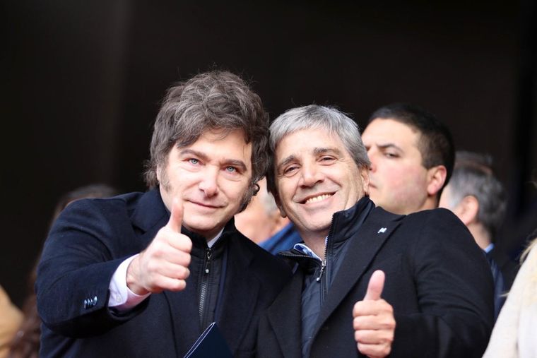 El presidente Javier Milei junto al ministro de Economía Luis Caputo, ahora tienen un importante desafío para tranquilizar a los mercados.