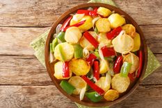 Patatas a lo pobre Una receta sencilla y muy sabrosa para hacer en pocos pasos. Foto: Shutterstock