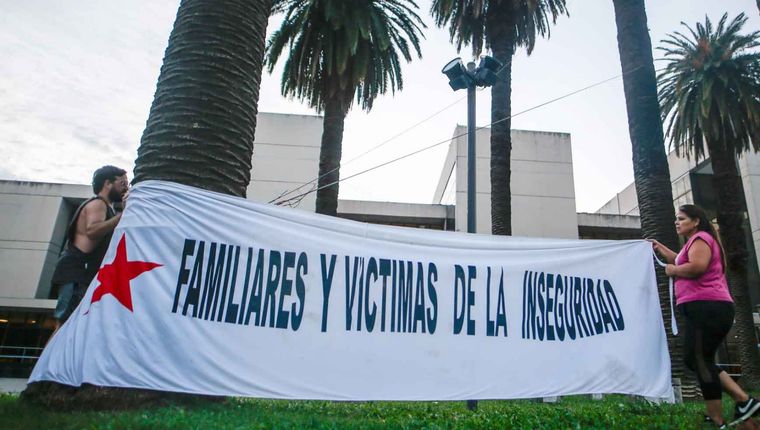 En Rosario, las familias de los inocentes asesinados piden justicia Foto: EFE