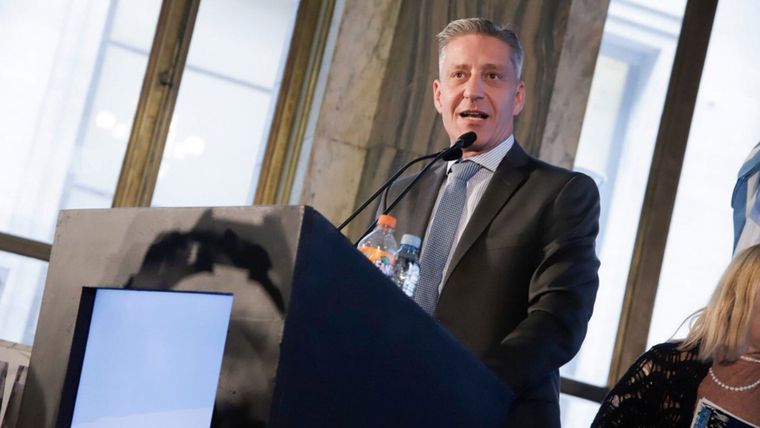 Arcioni, gobernador de Chubut, habilitó la reapertura de shoppings y casinos